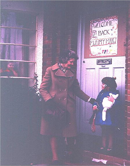 Mum welcomed to England by Kathleen & Kristel -1974