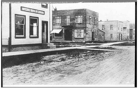 street scene in Hearst showing Imperial Bank of Canada