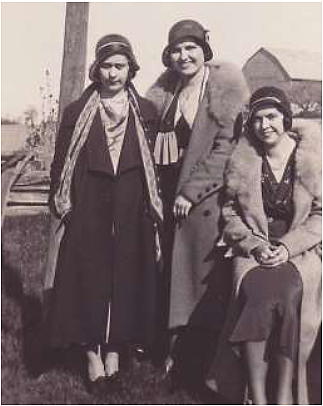 Hazel Wanless and U of T girls, c. 1936.