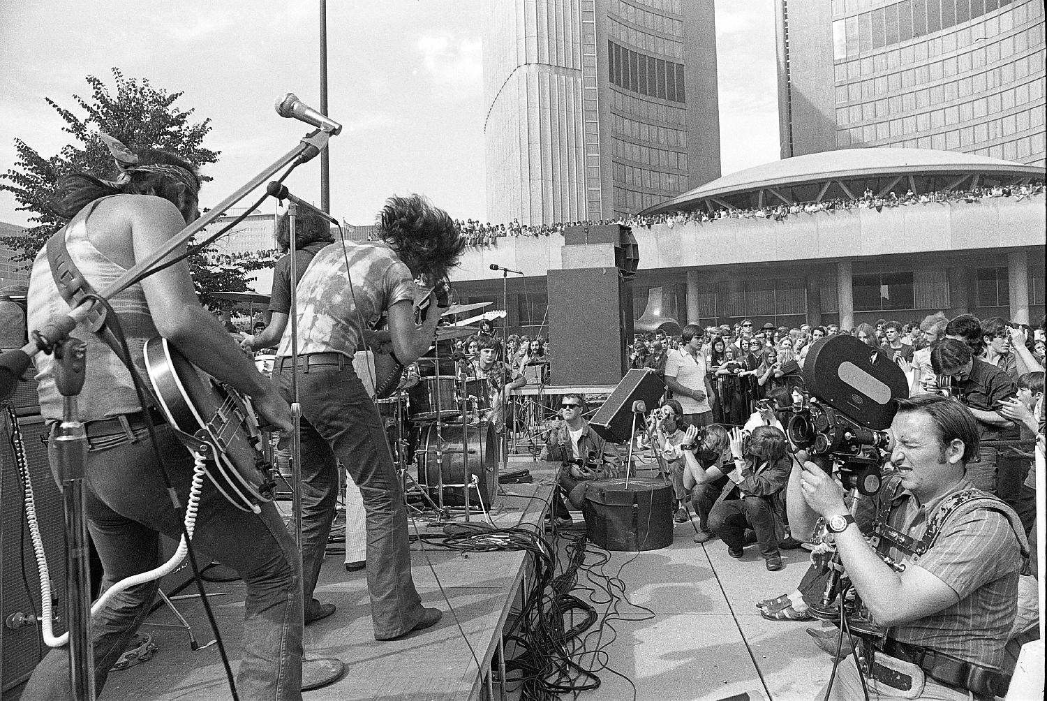Mudflat, warm-up for Lighthouse Concert at City Hall, Toronto, 1970: Pinky Dauviin & David Moulaison.